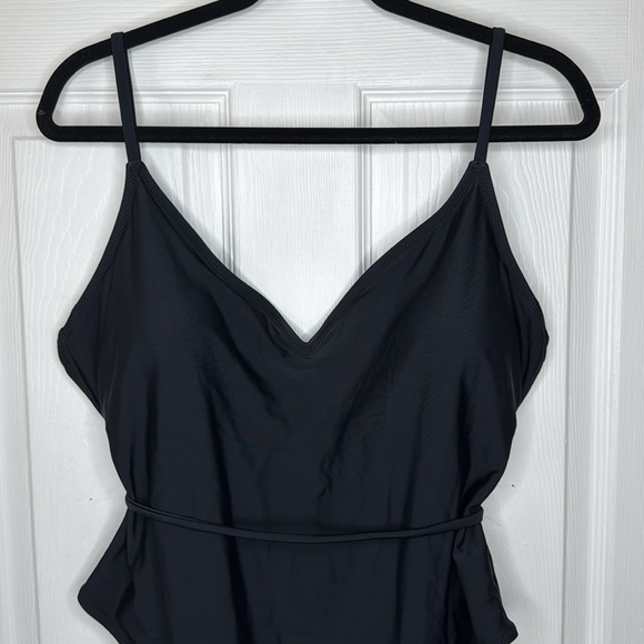 NWT Old Navy Swimsuit 🖤 - Picture 2 of 9